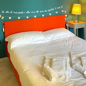 Spaziosa Con Letto Francese E Balcone A 500 Mt Dal Mare Affittacamere Marina Di Carrara